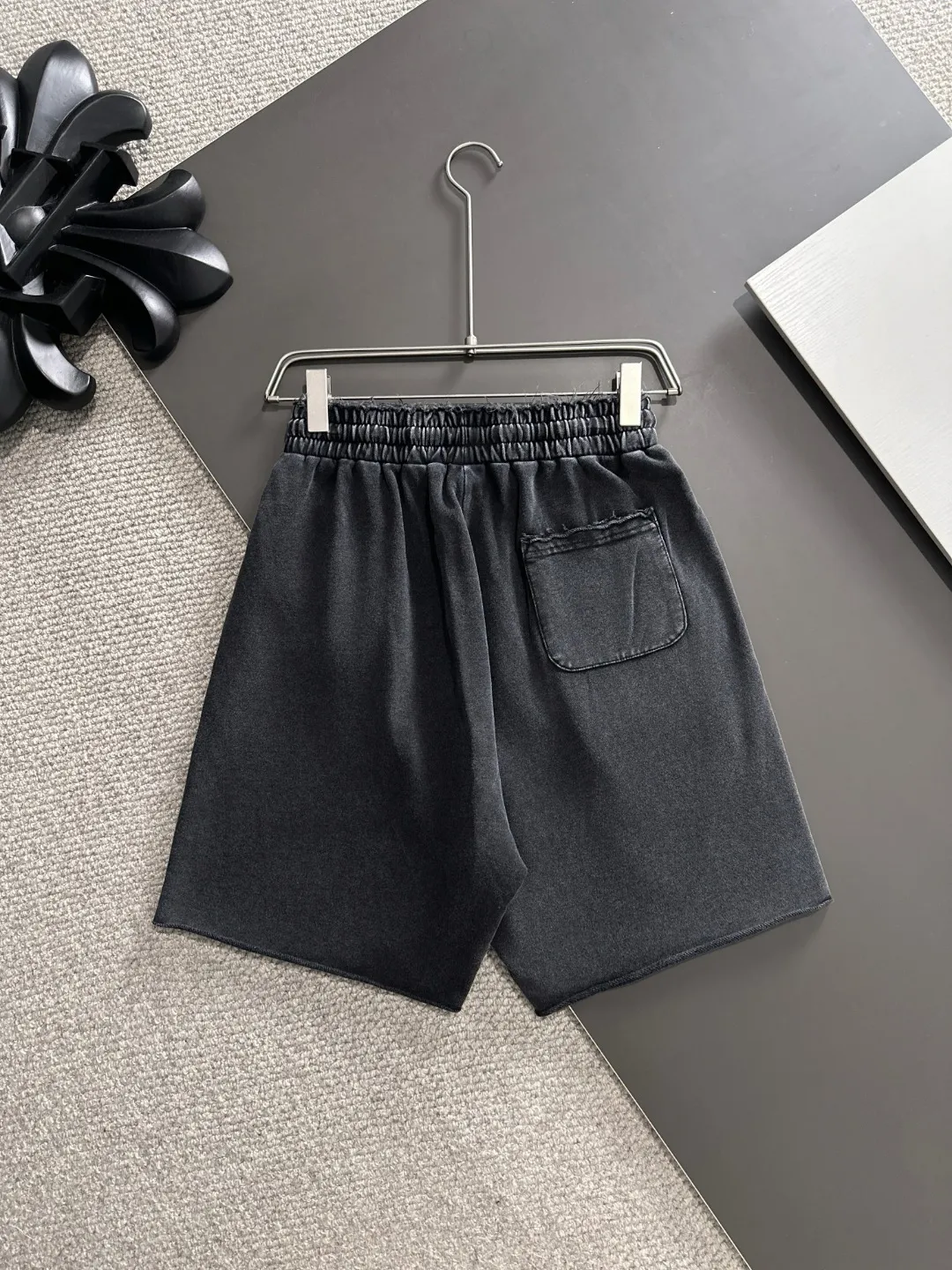 🅿️330 shipped next day, high quality Stone lsland/Stone Island 2025 spring and summer new elastic band casual color-washed loose shorts, two needle stitches at the trouser hem, fine and firm stitching, counter-customized fabrics with high breathability and comfort, impeccable details, brand element design concept, reflecting high quality. It feels delicate and soft! It presents a casual cut and the upper body shape is great! Size: S-XXL